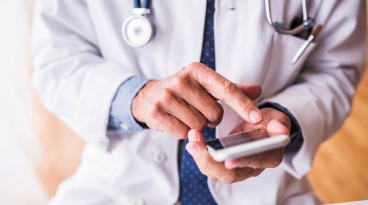Doctor consultando el móvil